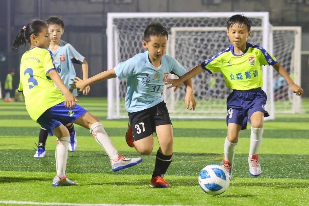 包含乐鱼体育:中国足球青训基地举办足球夏令营：培养青少年足球兴趣的词条
