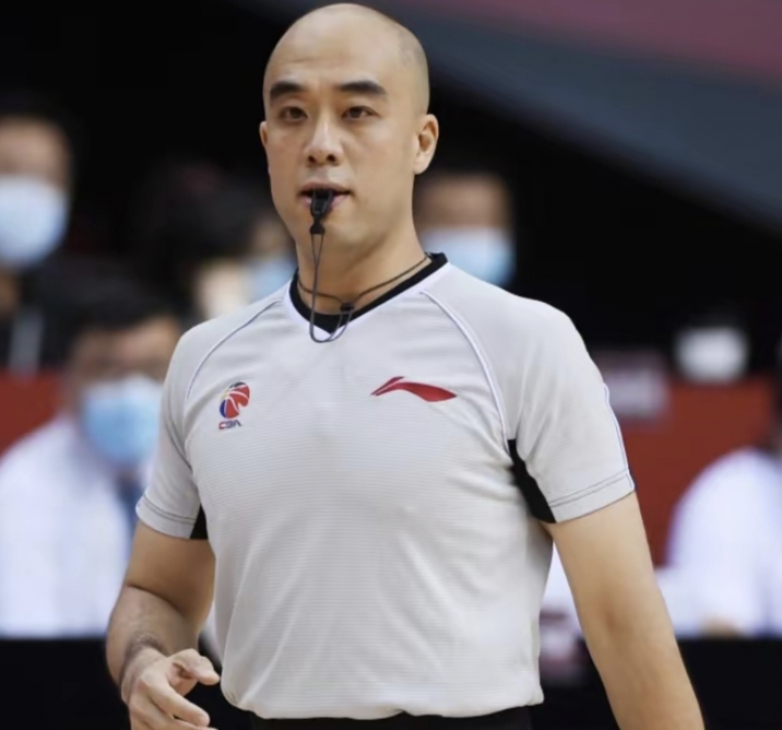 乐鱼体育:足球裁判争议判罚，引发球迷不满的简单介绍
